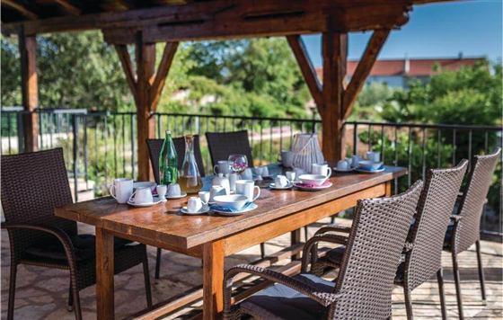 Überdachte Terrasse mit Esstisch im Freien am Ferienhaus PRIKA Pool House in Kroatien
