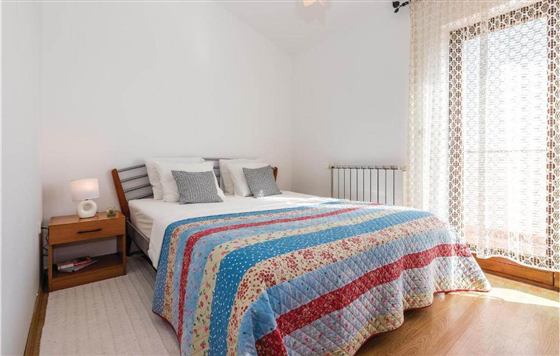 Sonniges Schlafzimmer mit Doppelbett im Ferienhaus PRIKA Pool House bei Vodice, Kroatien