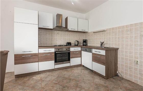 Gut ausgestattete Küche mit Backofen und Geschirrspüler in einem dalmatinischen Ferienhaus