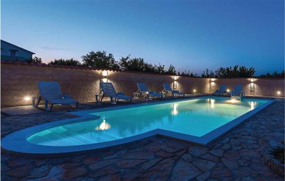 Beleuchteter privater Pool in der Abenddämmerung an der Ferienvilla PRIKA Pool House bei Vodice