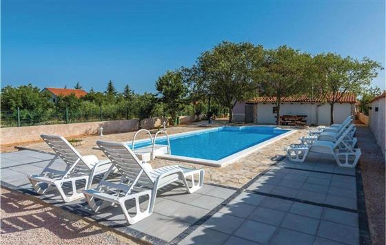 Privater Pool mit Sonnenliegen am Ferienhaus PRIKA Pool House bei Vodice, Kroatien