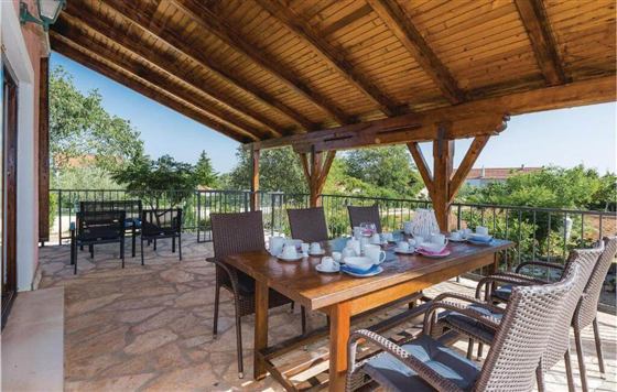 Schattiger Essplatz im Freien an einem Ferienhaus mit privatem Pool bei Vodice