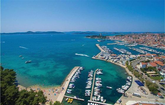 Strand und Marina von Vodice an der türkisblauen Adria, nur eine kurze Fahrt vom Haus entfernt